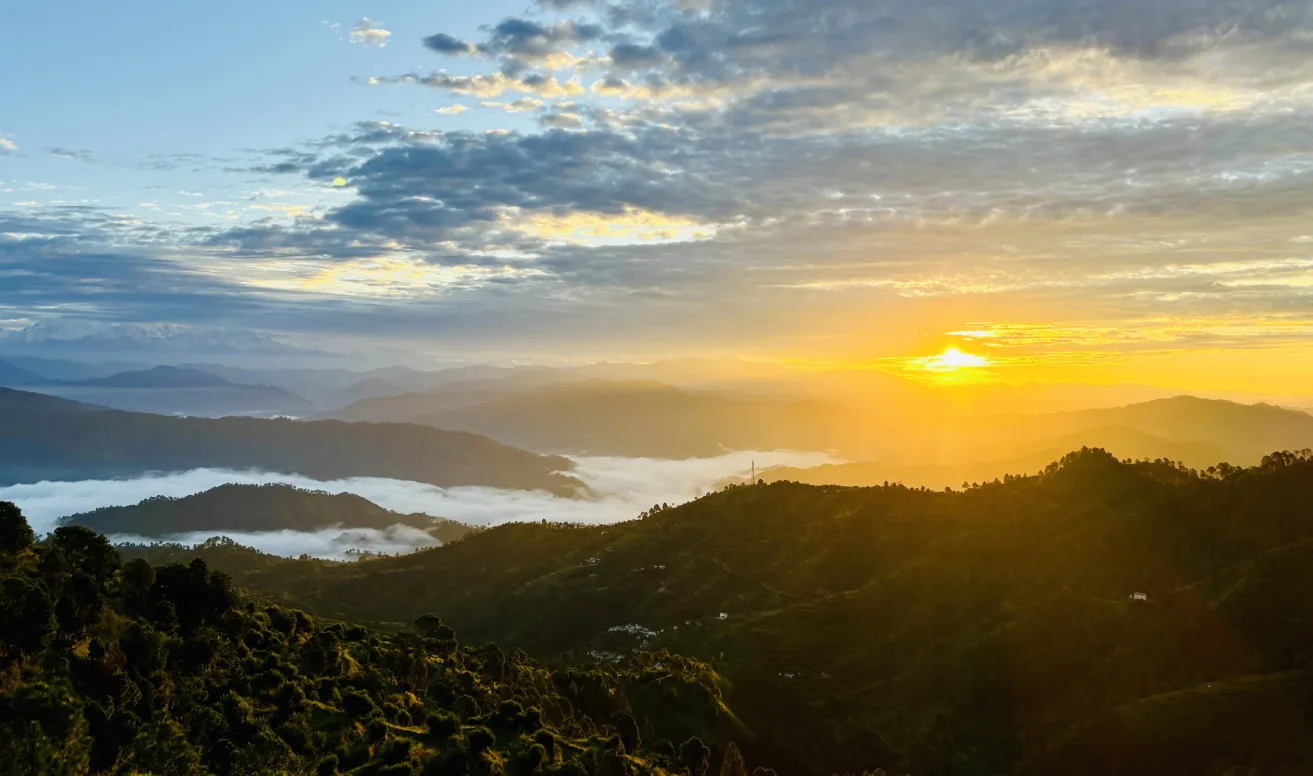 Misty green mountains at dawn — Bajkhet, Uttrakhand